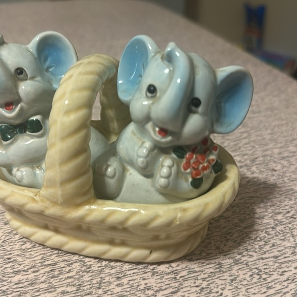 Vintage Elephant Salt and Pepper in a‎ basket - Picture 2 of 8